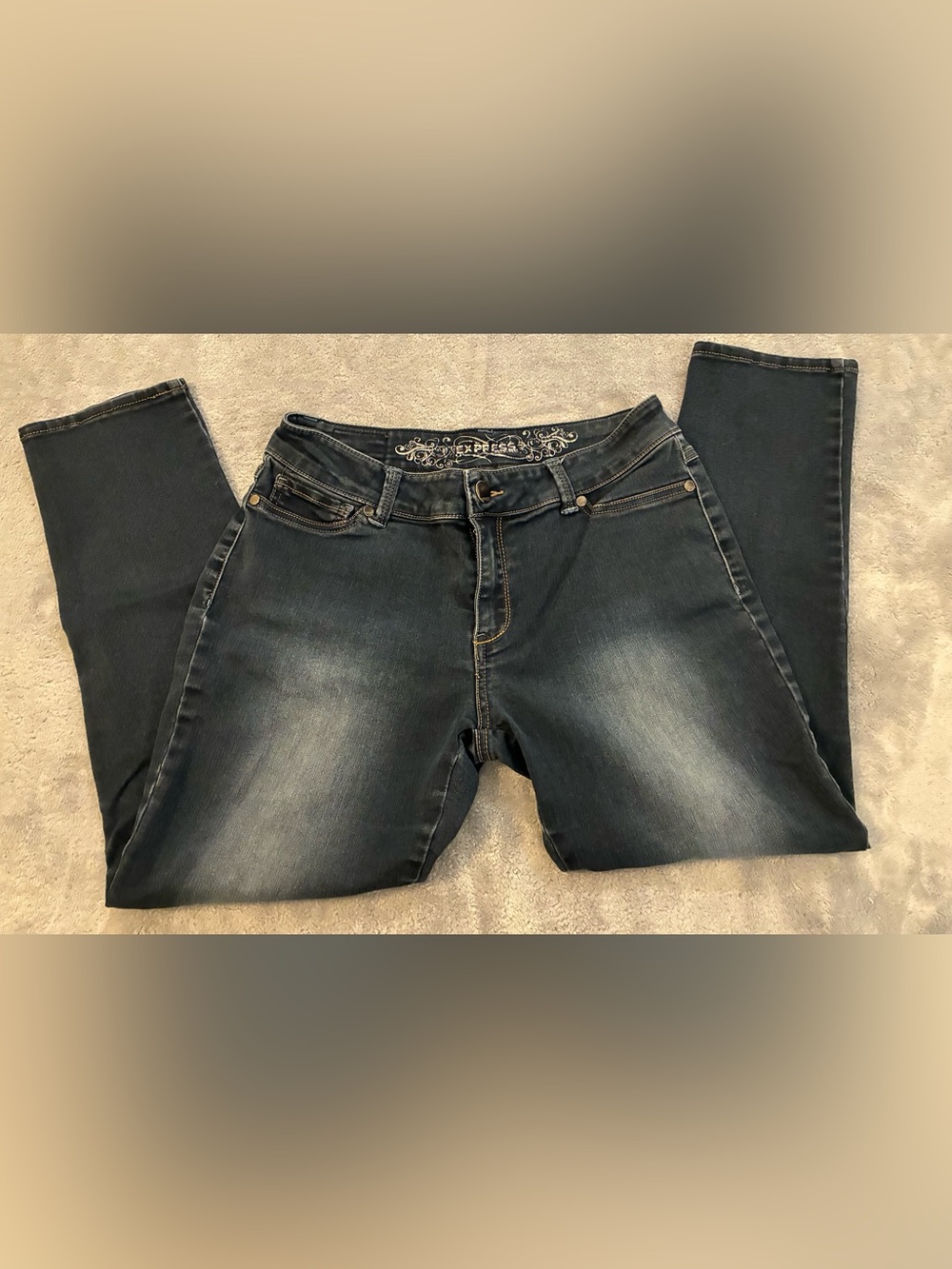 Women’s Express Brand Dark Blue Crop 
Jeans Size 6